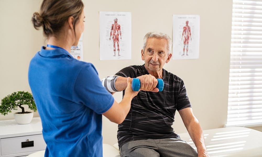 Valpreventie bij ouderen: hoe fysiotherapie ongelukken voorkomt