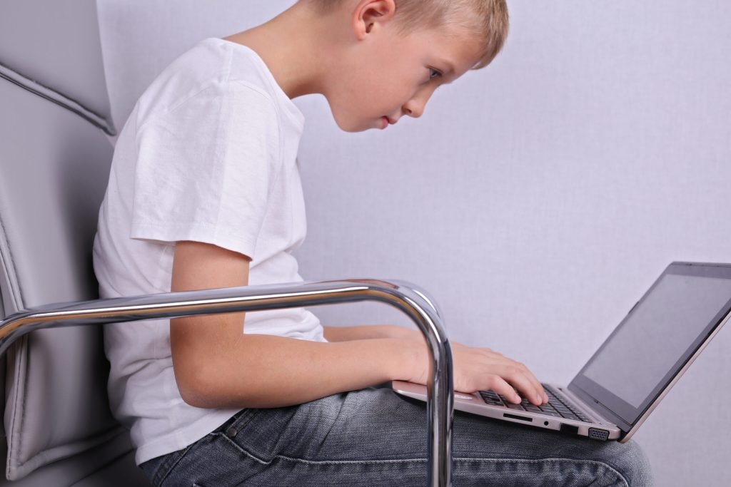 Houdingsproblemen bij jongeren door schermgebruik? Zo kan fysiotherapie helpen