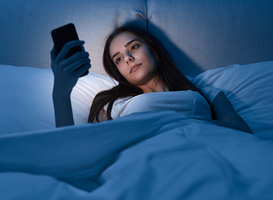 Blauw licht en spierspanning: wat je smartphone doet met je lichaam